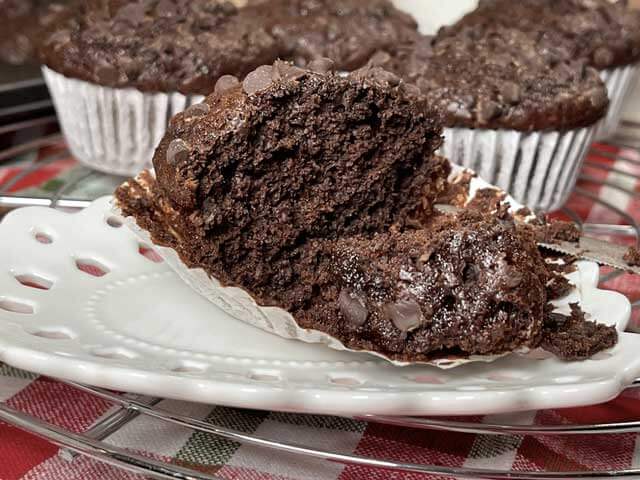interno morbido e umido dei muffin senza burro al cioccolato fondente