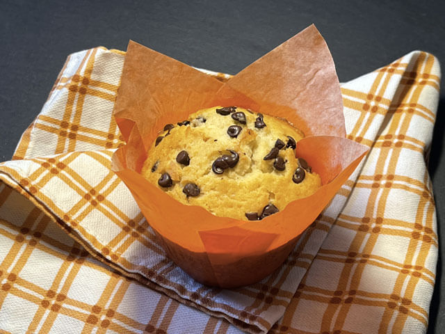 Muffin vegani con gocce di cioccolato nel pirottino arancione