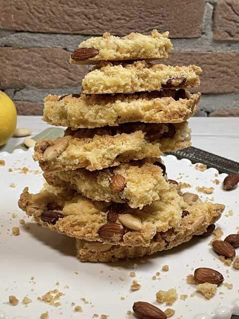 sbrisolona senza glutine a pezzi impilati