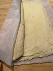 come si arrotola l'impasto della torta di rose senza glutine