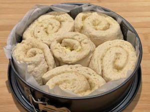 rose di impasto lievitate nella tortiera della torta di rose senza glutine