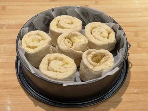 posizionamento rose di impasto della torta delle rose senza glutine nella tortiera