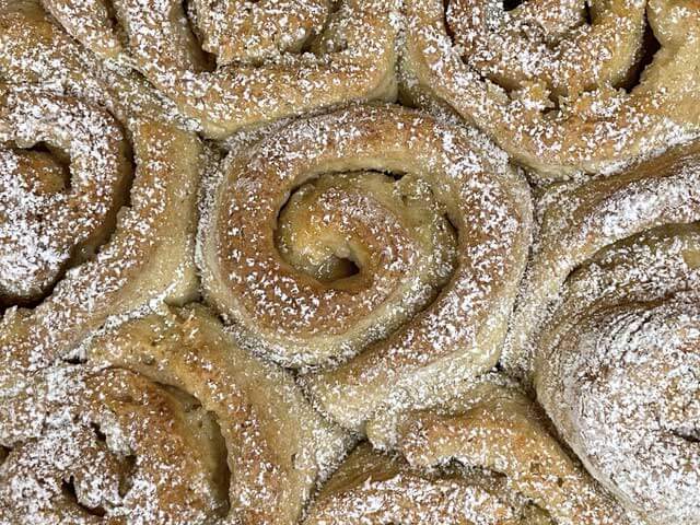 Torta di rose senza glutine fotografata dall'alto, un dolce bouquet di rose