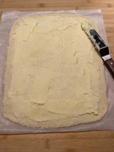 impasto steso e farcito della torta delle rose senza glutine