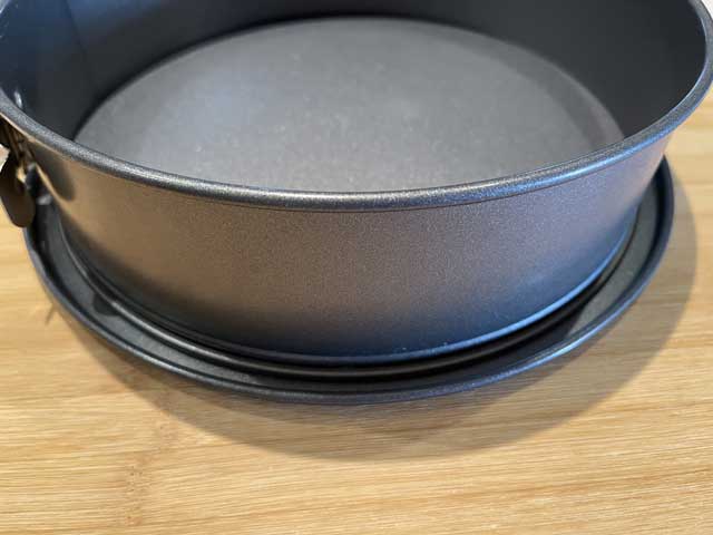 tortiera con cerniera e piatto raccogli gocce