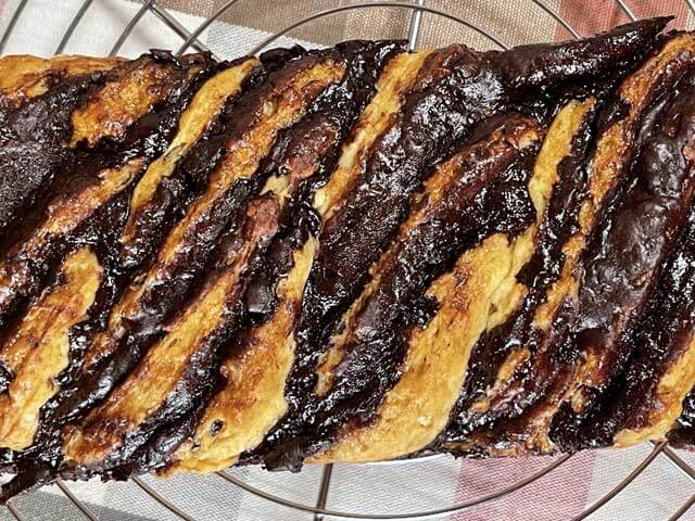 Babka al cioccolato senza glutine appena sfornato e lucidato