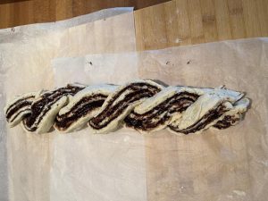 Babka al cioccolato senza glutine arotolato e pronto da riporre nello stampo