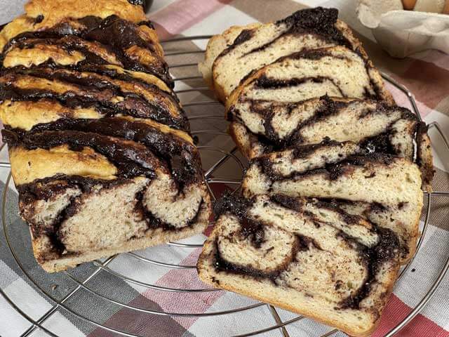 Babka al cioccolato senza glutine a fette e pronto per essere servito