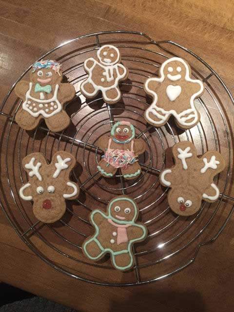 biscotti pan di zenzero senza glutine decorati con fantasia dai bambini