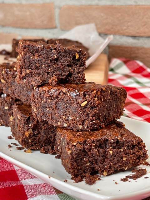 torre di quadrotti di brownies senza burro e uova