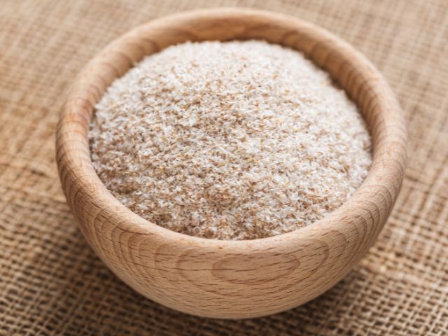 Le bucce di psillio in cucina in una ciotola di legno