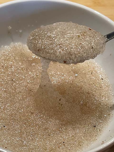 Bucce di psillio idratatate con l'acqua per formare il gel