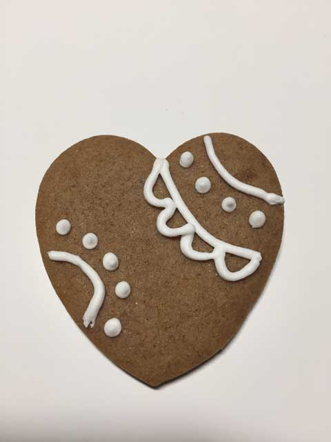 biscotti di pan di zenzero senza glutine a forma di cuore decorato con ghiaccia reale
