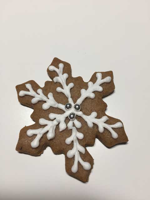 biscotti di pan di zenzero senza glutine a forma di fiocco di neve