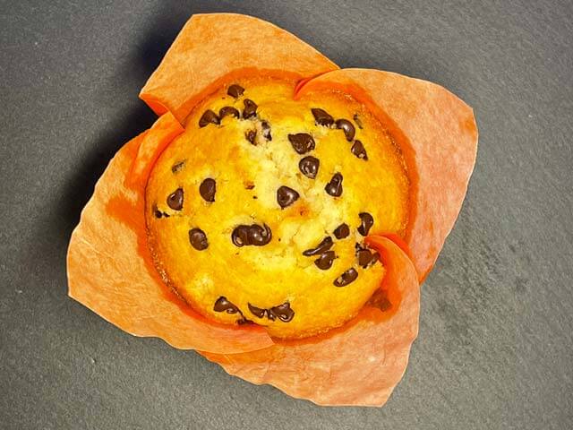 muffin vegani con gocce di cioccolato dall'alto nel pirottino a tulipano arancione