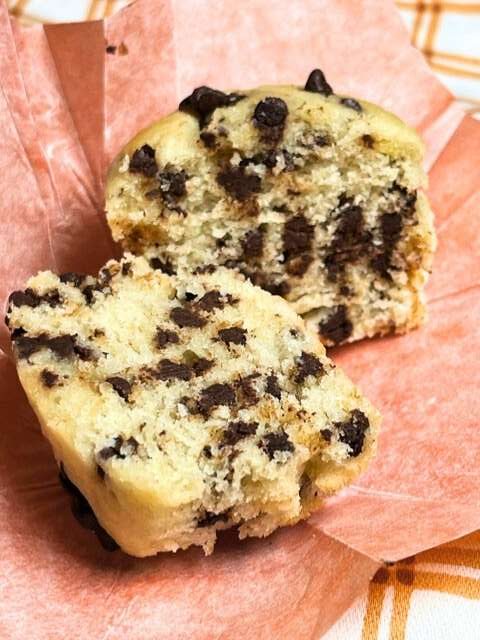 interno soffice e morbido di un muffin vegan al cioccolato tagliato a metà