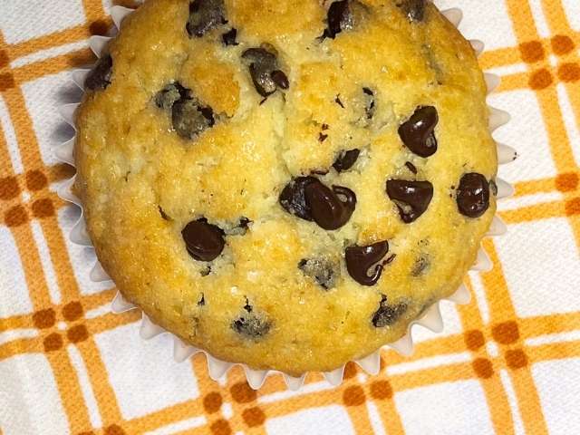 muffin vegani con gocce di cioccolato nel pirottino classico