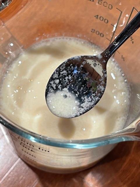 finto latticello di latte di soia e limone per l'impasto dei muffin vegani con gocce di cioccolato