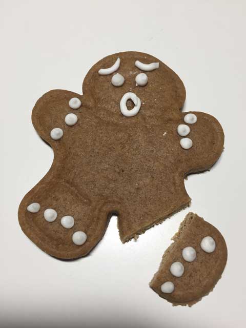 Biscotti pan di zenzero senza glutine a forma di omino con la gamba rotta