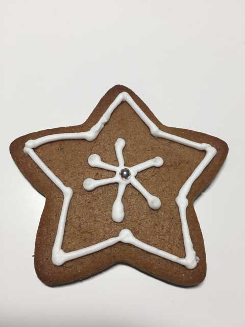 biscotti di pan di zenzero senza glutine a forma di stellina a 5 punte