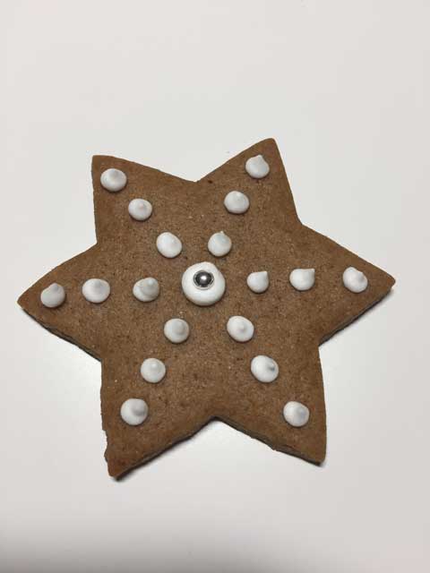 biscotti di pan di zenzero senza glutine a forma di stella a 6 punte