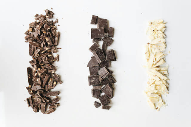 come sciogliere il cioccolato a pezzi piccoli al latte, bianco e fondente