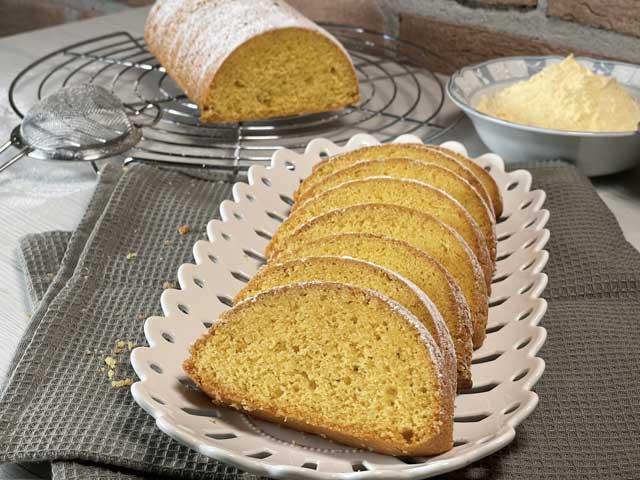 dolce di varese a fette con zucchero a velo