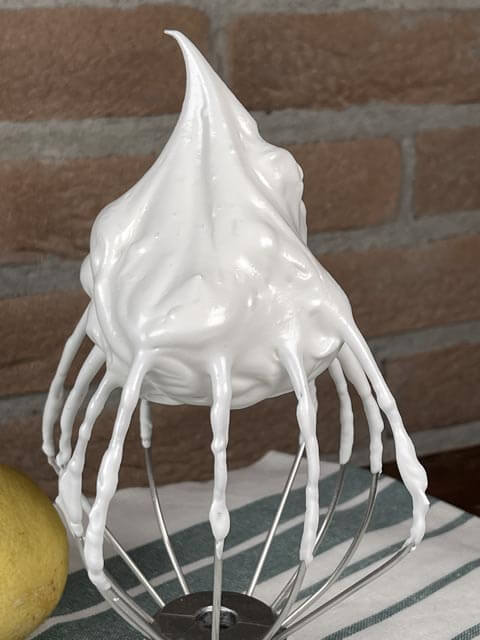 Aquafaba montata per mousse al cioccolato senza panna