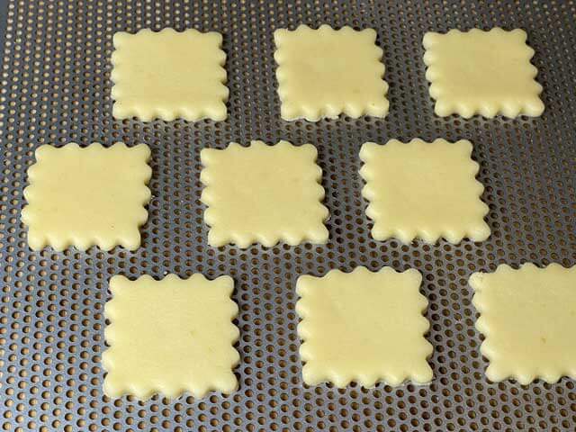 come disporre i biscotti di pasta frolla perfetta a file alternate nella teglia microforata