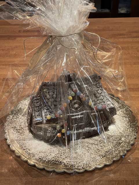 torta a forma di casetta impacchettata come idea regalo