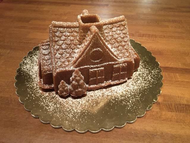 torta a forma di casetta di Natale alla vaniglia
