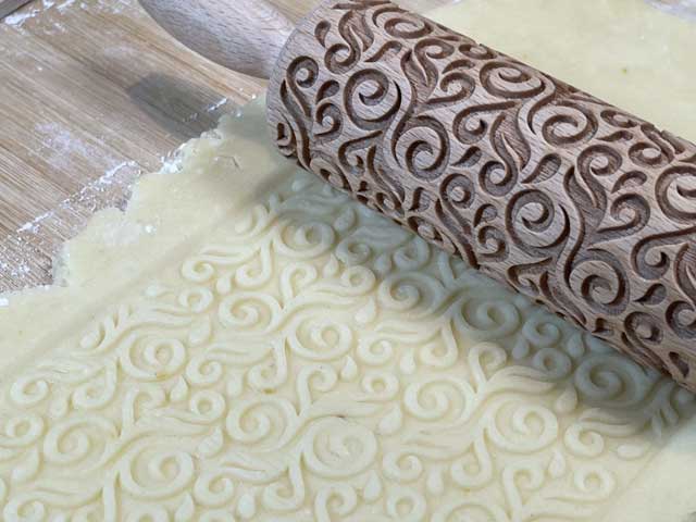 la pasta frolla perfetta si decora con i mattarelli intarsiati con grande facilità