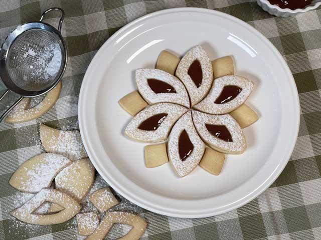Crostata-biscotto forma fior di loto realizzata con la pasta frolla perfetta senza glutine