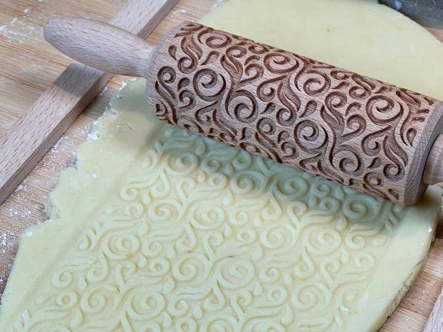 pasta frolla senza glutine incisa con il mattarello decorativo
