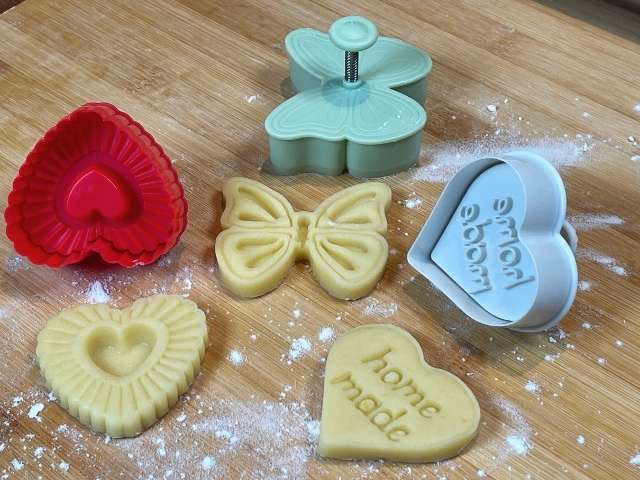 pasta frolla senza glutine utilizzata con gli stampi ad espulsione come una pasta frolla classica