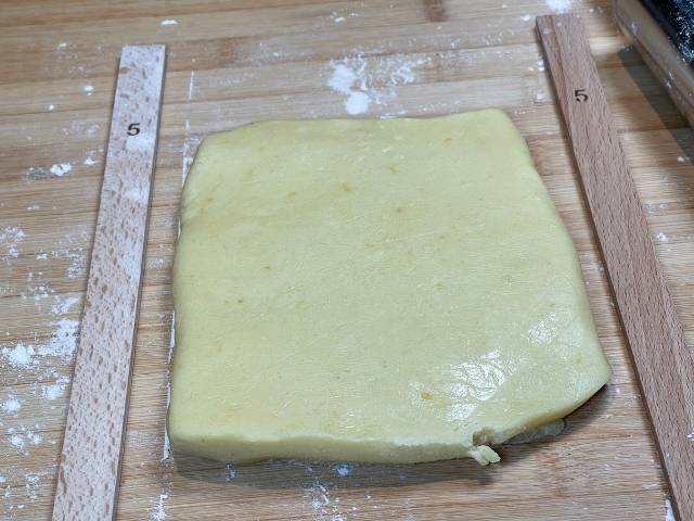 pasta frolla senza glutine tra due spessori di 5 mm pronta da stendere