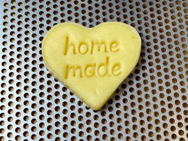 biscotto a forma di cuore di pasta frolla per celiaci