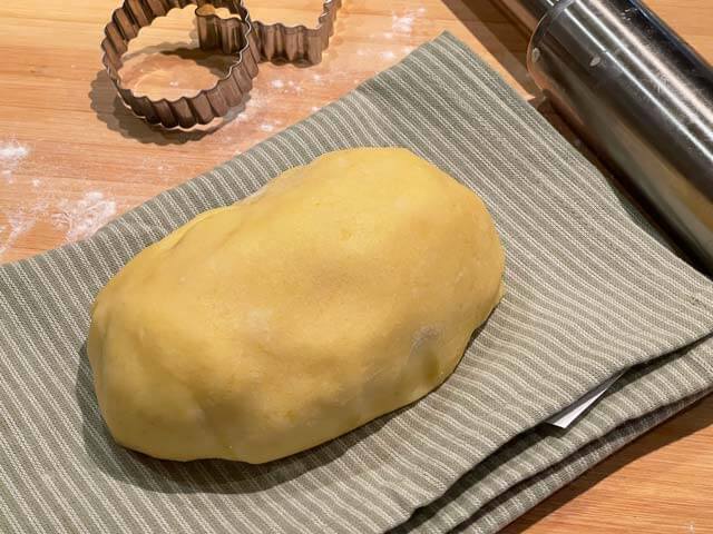 impasto di pasta frolla vegana pronta per essere utilizzata per biscotti e crostate vegane