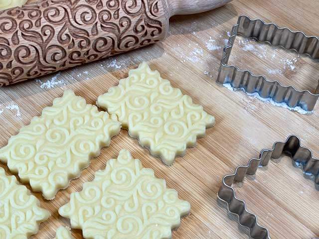 bellissimi biscotti decorati fatti con l'impasto della pasta frolla vegana