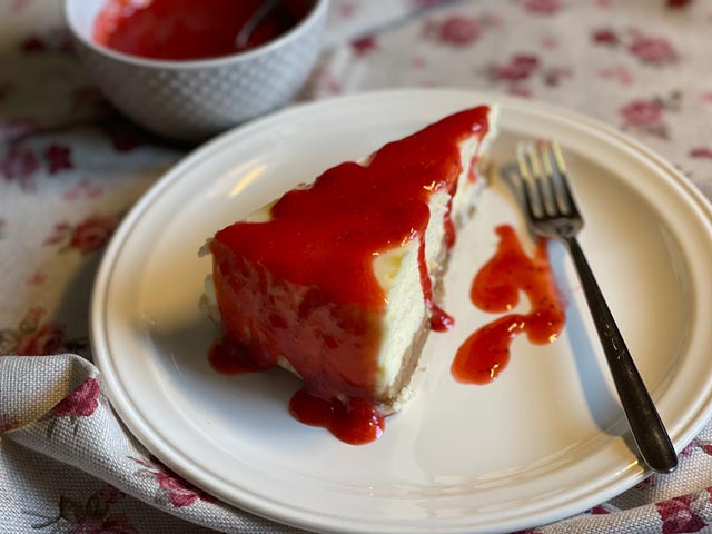 Fetta di cheesecake vegana con salsa alle fragole
