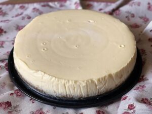 Cheesecake vegana al naturale dopo la cottura con piccole bolle in superficie