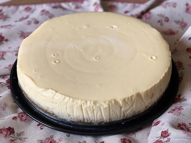 Cheesecake vegana al naturale dopo la cottura con piccole bolle in superficie
