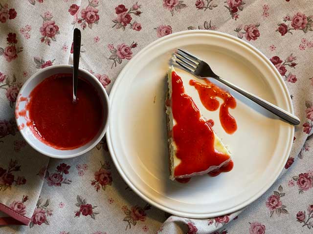 Cheesecake vegana cotta con salsa di fragole