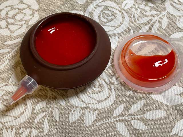 Sac a poche di silicone Lekué riempita di salsa alle fragole