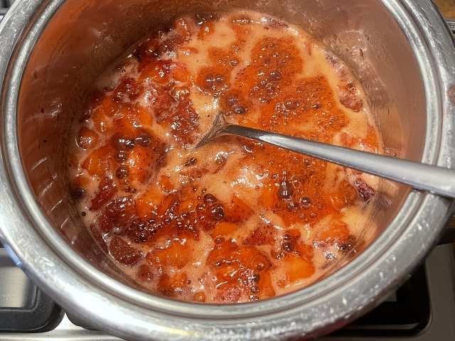 Fragole in cottura per preparare la salsa della cheesecake vegana