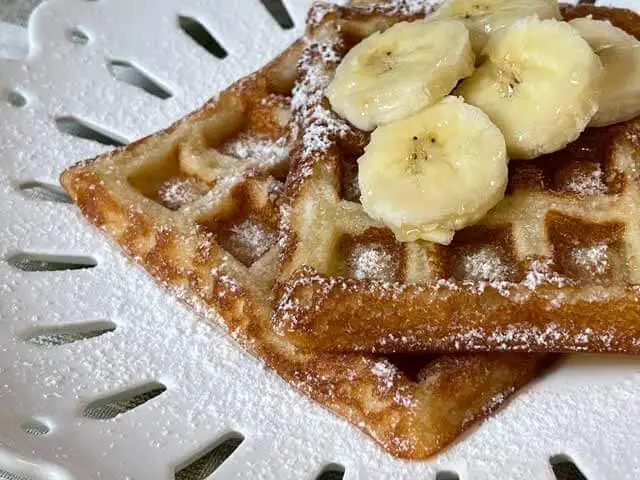 waffles vegani semplici con zucchero e banane