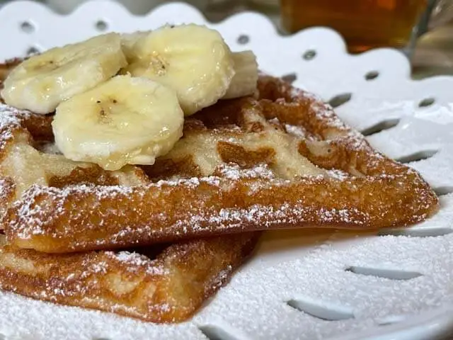 waffle senza uova e burro con banane e zucchero a velo