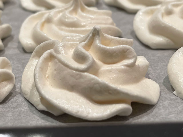 meringhe preparate con l'aquafaba montata a neve