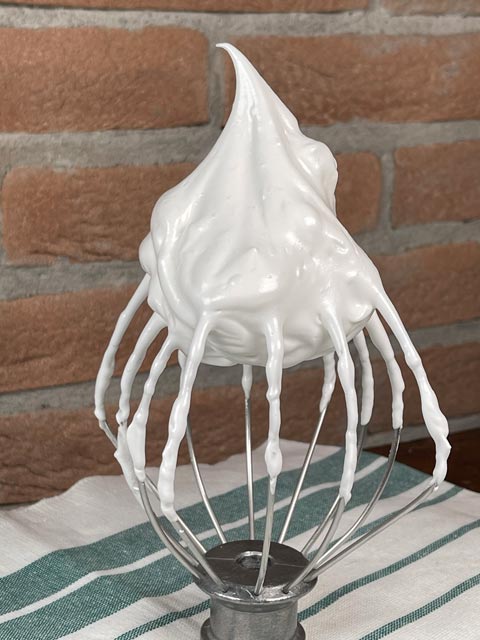 aquafaba perfettamente montata con la planetaria