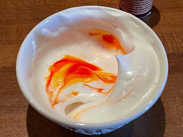 come colorare l'aquafaba a neve ferma